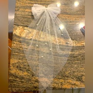 Bow with clasp and pearls